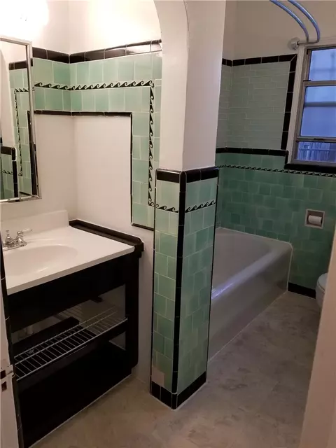 Bath - 3121 E 5th, Long Beach, CA 90814 photo 5 of 7