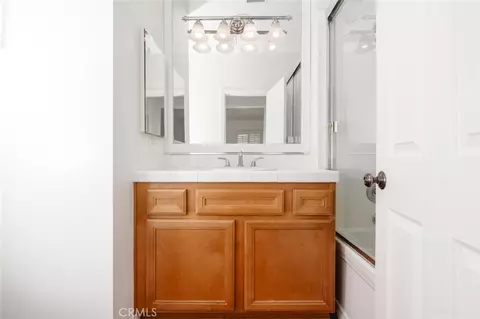 Bath - 127 Jadestone, Irvine, CA 92603 photo 4 of 5