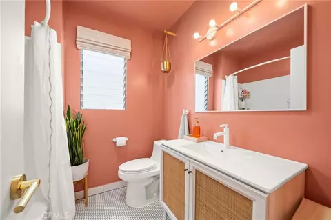 Bath - 528 Cedar #3A, Long Beach, CA 90802 photo 1 of 2