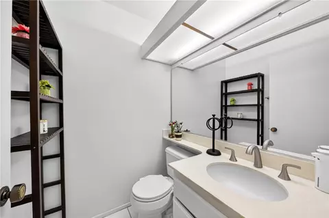 Bath - 949 Creekside Dr, Fullerton, CA 92833 photo 1 of 3