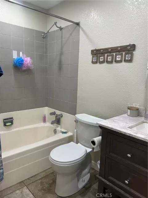 Bath - 1614 Kirby Ct, Redlands, CA 92374 photo 3 of 3