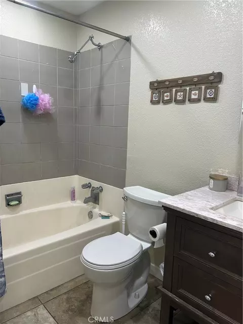 Bath - 1614 Kirby Ct, Redlands, CA 92374 photo 3 of 3