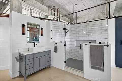 Bath - 100 W 5th St #7E, Long Beach, CA 90802 photo 1 of 2