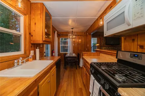 Kitchen - 627 Rose Ln, Twin Peaks, CA 92391 photo 1 of 2
