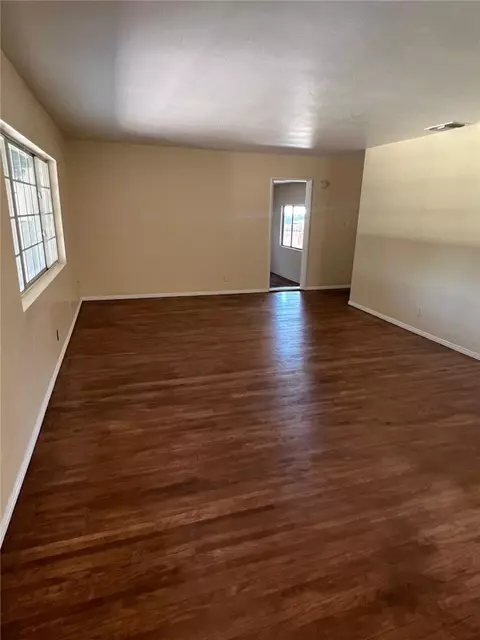 Living - 3216 Laurel, Bakersfield, CA 93304 photo 2 of 5