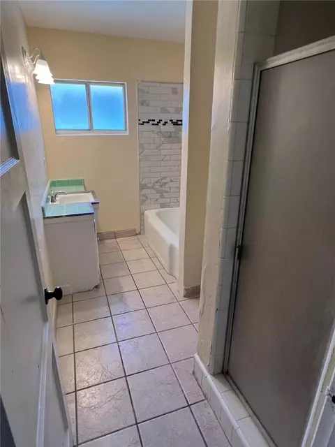 Bath - 3216 Laurel, Bakersfield, CA 93304 photo 2 of 2