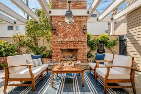 Exterior - 33 Palermo Walk, Long Beach, CA 90803 photo 6 of 12