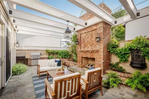 Exterior - 33 Palermo Walk, Long Beach, CA 90803 photo 7 of 12