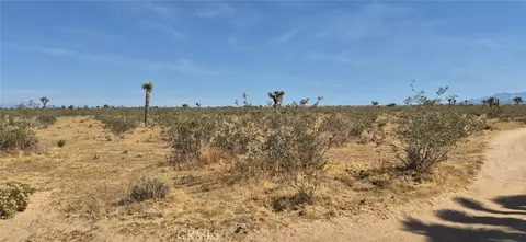 1 La Mesa Rd, Phelan, CA 92371