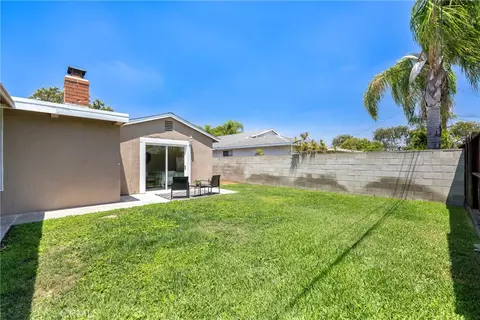 Exterior - 618 S Pine Dr, Fullerton, CA 92833 photo 2 of 4
