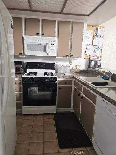 Kitchen - 550 Orange Ave #320, Long Beach, CA 90802 photo 2 of 2