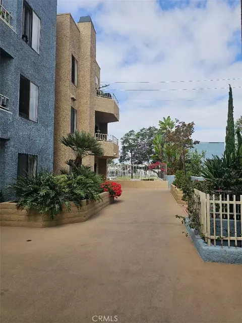 Exterior - 550 Orange Ave #320, Long Beach, CA 90802 photo 2 of 9