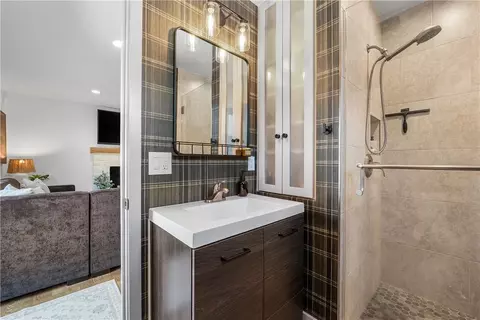 Bath - 4427 E Rosada St, Long Beach, CA 90815 photo 2 of 4