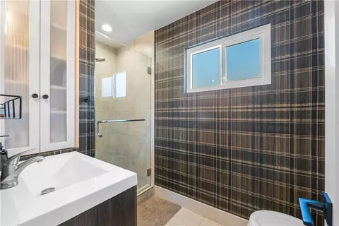 Bath - 4427 E Rosada St, Long Beach, CA 90815 photo 1 of 4