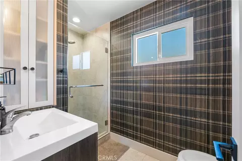 Bath - 4427 E Rosada St, Long Beach, CA 90815 photo 1 of 4
