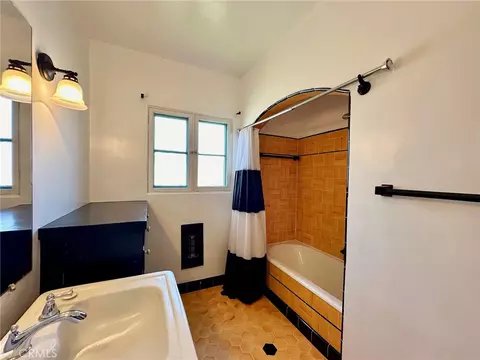 Bath - 3517 E 2nd, Long Beach, CA 90803 photo 6 of 7