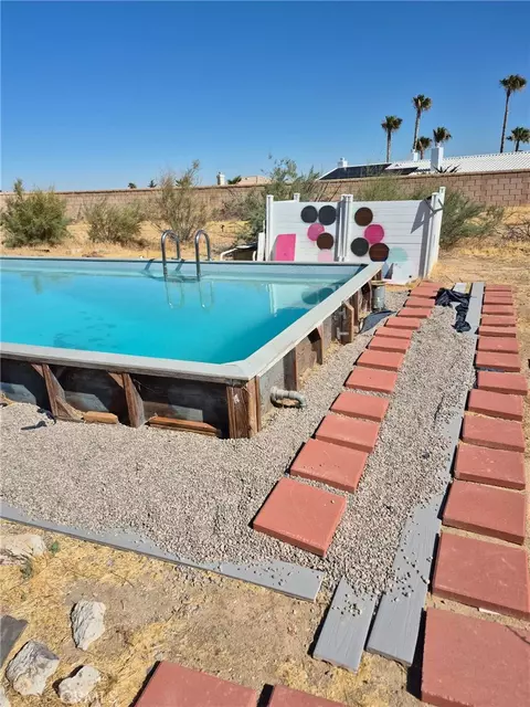 Exterior - 20284 Majestic Dr, Apple Valley, CA 92308 photo 8 of 9