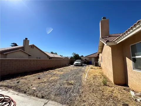 Exterior - 20284 Majestic Dr, Apple Valley, CA 92308 photo 6 of 9