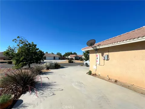 Exterior - 20284 Majestic Dr, Apple Valley, CA 92308 photo 4 of 9