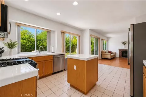 Kitchen - 475 Redwing, Corona, CA 92882 photo 2 of 3