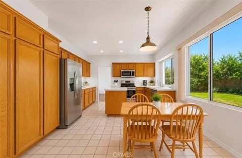 Kitchen - 475 Redwing, Corona, CA 92882 photo 3 of 3