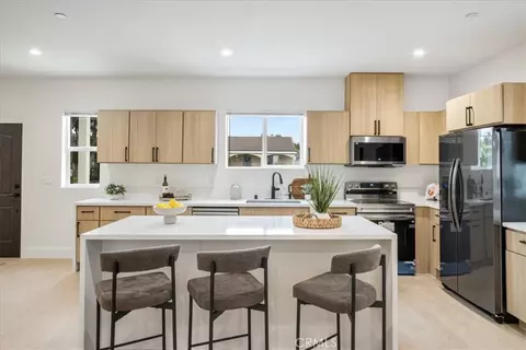 Kitchen - 16623 Lake Ave, Paramount, CA 90723 photo 3 of 7