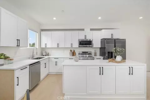 Kitchen - 16623 Lake Ave, Paramount, CA 90723 photo 6 of 7