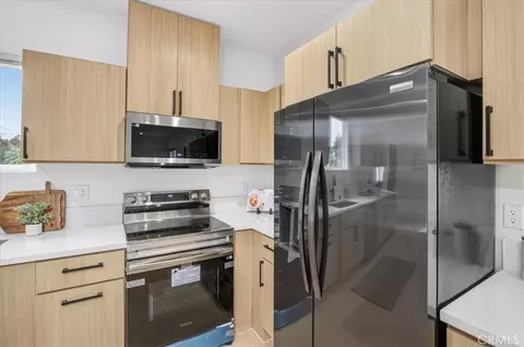 Kitchen - 16623 Lake Ave, Paramount, CA 90723 photo 4 of 7