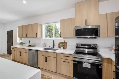 Kitchen - 16623 Lake Ave, Paramount, CA 90723 photo 5 of 7