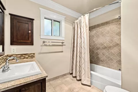 Bath - 5269 E Daggett St, Long Beach, CA 90815 photo 2 of 2