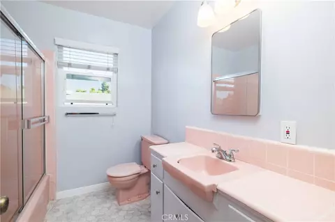 Bath - 2135 Florida St #7, Long Beach, CA 90814 photo 2 of 2