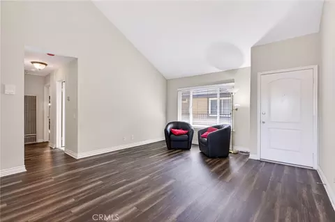 Living - 2925 Spaulding St #303, Long Beach, CA 90804 photo 2 of 5