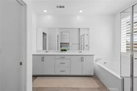 Bath - 2431 Diamond Edge, Perris, CA 92570 photo 2 of 3