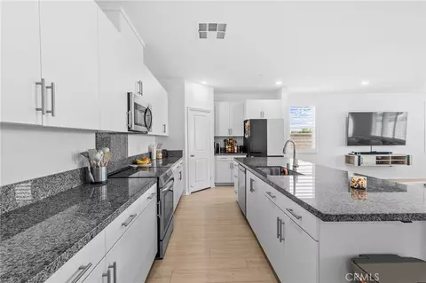 Kitchen - 2431 Diamond Edge, Perris, CA 92570 photo 2 of 3