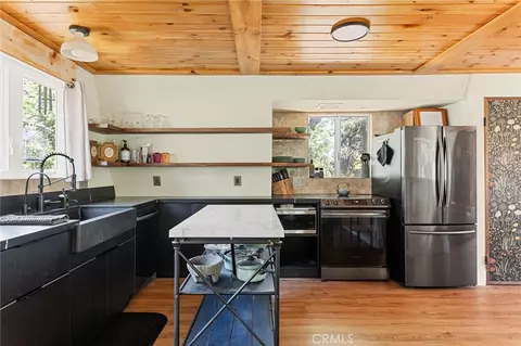 Kitchen - 43544 Ridge Crest Dr, Big Bear Lake, CA 92315 photo 2 of 4