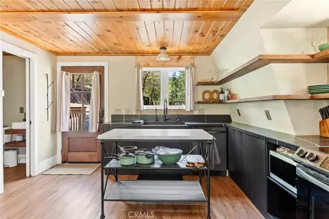 Kitchen - 43544 Ridge Crest Dr, Big Bear Lake, CA 92315 photo 4 of 4