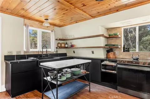 Kitchen - 43544 Ridge Crest Dr, Big Bear Lake, CA 92315 photo 1 of 4
