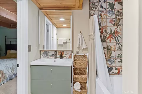 Bath - 43544 Ridge Crest Dr, Big Bear Lake, CA 92315 photo 3 of 3