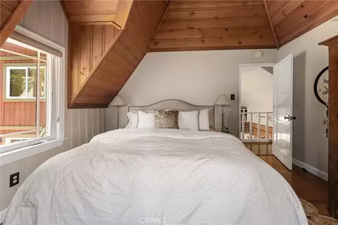 Bedroom - 352 Maple Dr, Lake Arrowhead, CA 92352 photo 6 of 10