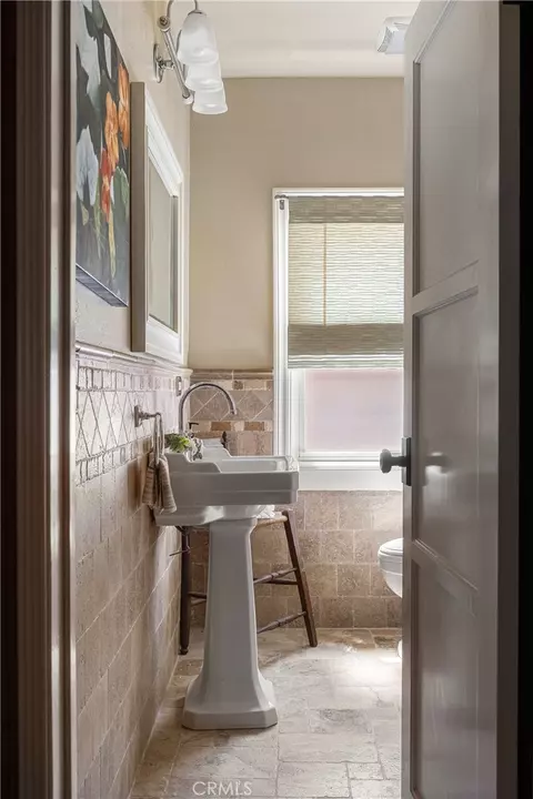 Bath - 352 Maple Dr, Lake Arrowhead, CA 92352 photo 2 of 3