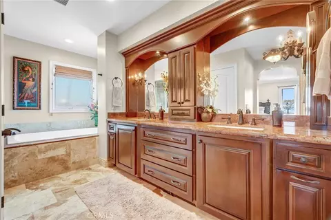 Bath - 42 56th Pl, Long Beach, CA 90803 photo 2 of 4