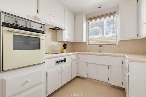 Kitchen - 2060 E 3rd St #3, Long Beach, CA 90814 photo 3 of 5