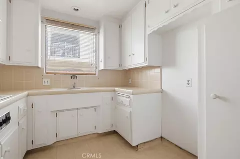 Kitchen - 2060 E 3rd St #3, Long Beach, CA 90814 photo 4 of 5