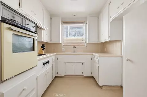 Kitchen - 2060 E 3rd St #3, Long Beach, CA 90814 photo 2 of 5