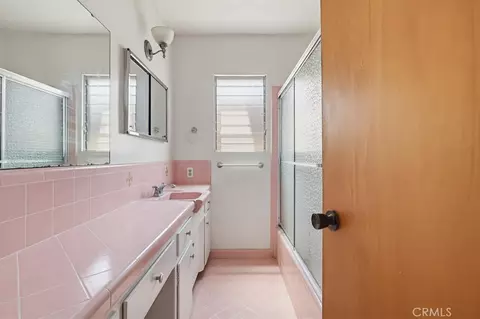 Bath - 2060 E 3rd St #3, Long Beach, CA 90814 photo 2 of 4