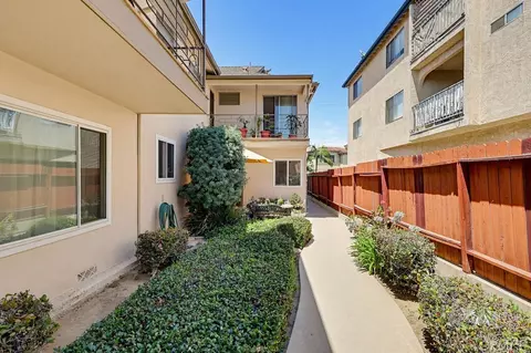 Exterior - 2060 E 3rd St #3, Long Beach, CA 90814 photo 7 of 11