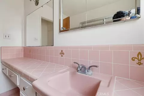 Bath - 2060 E 3rd St #3, Long Beach, CA 90814 photo 3 of 4