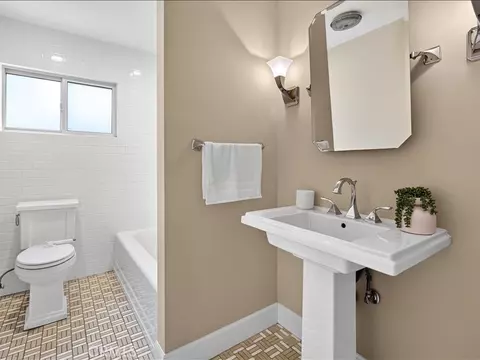 Bath - 2302 E 2nd St #2D, Long Beach, CA 90803 photo 2 of 4