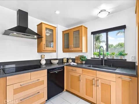 Kitchen - 2302 E 2nd St #2D, Long Beach, CA 90803 photo 3 of 4