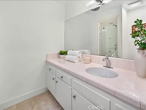 Bath - 2302 E 2nd St #2D, Long Beach, CA 90803 photo 1 of 4